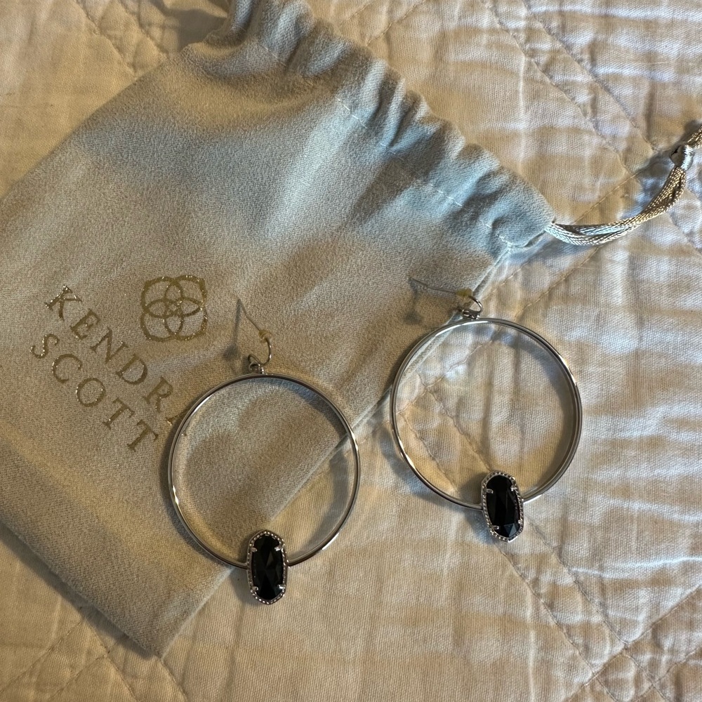 Kendra Scott Silver Drop Hoop Earrings in Black Opaque Stone – Excellent 🩶